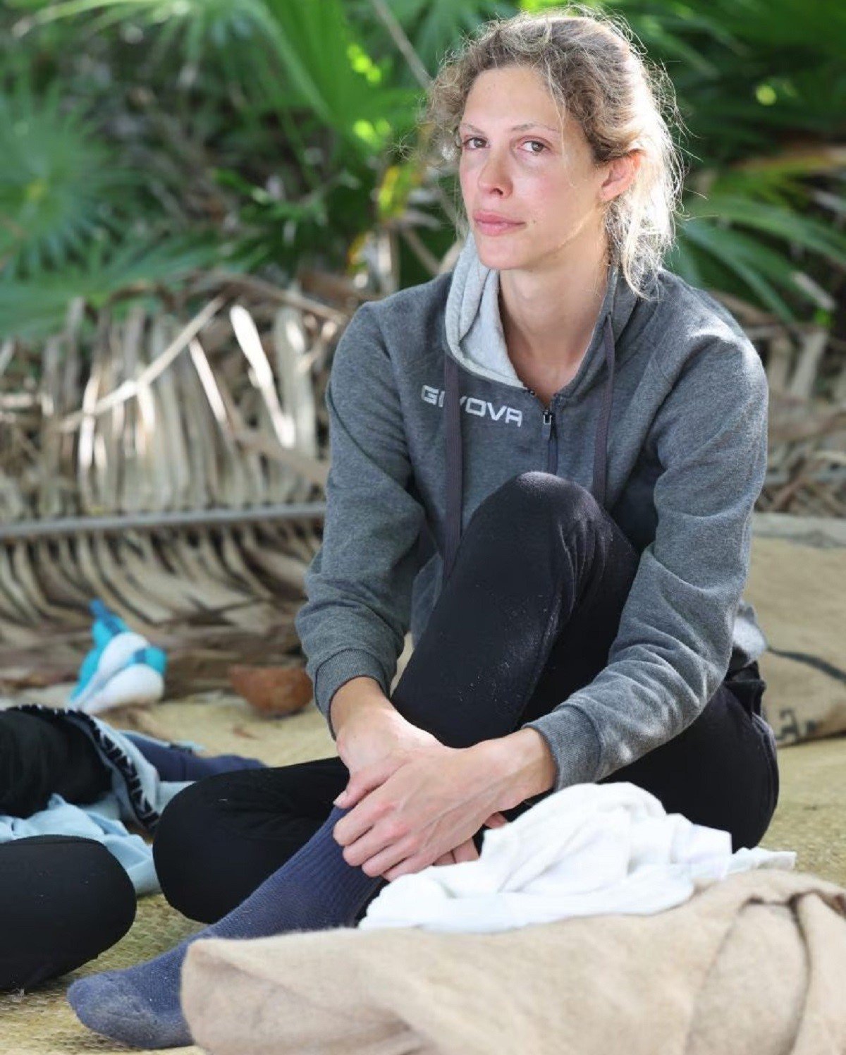 All'Isola dei Famosi si fa sempre più dura: malore per una naufraga carly tommasini